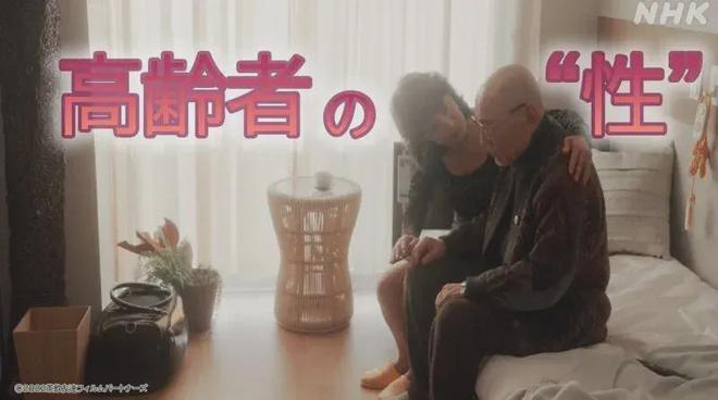 专区里60岁奶奶正在擦边凯发K8国际娱乐老年短(图3)