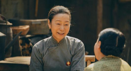 六姊妹》奚美娟和邬君梅才知啥是真穷人凯发首页登录浓妆艳抹别演穷人！看《(图20)