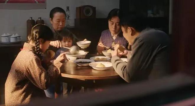六姊妹》奚美娟和邬君梅才知啥是真穷人凯发首页登录浓妆艳抹别演穷人！看《(图24)