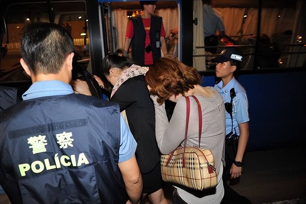 央视记者冒死揭露莞式一条龙全过程K8凯发集团东莞扫黄抓捕真实影像(图5)
