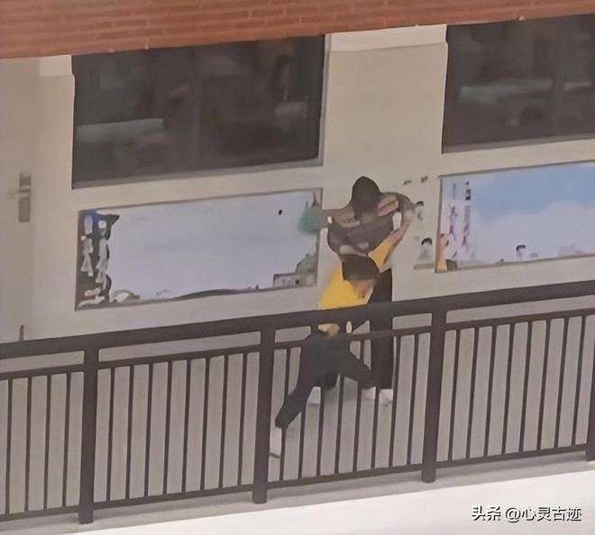 监控画面曝光父亲行为被怒骂太恶心人凯发首